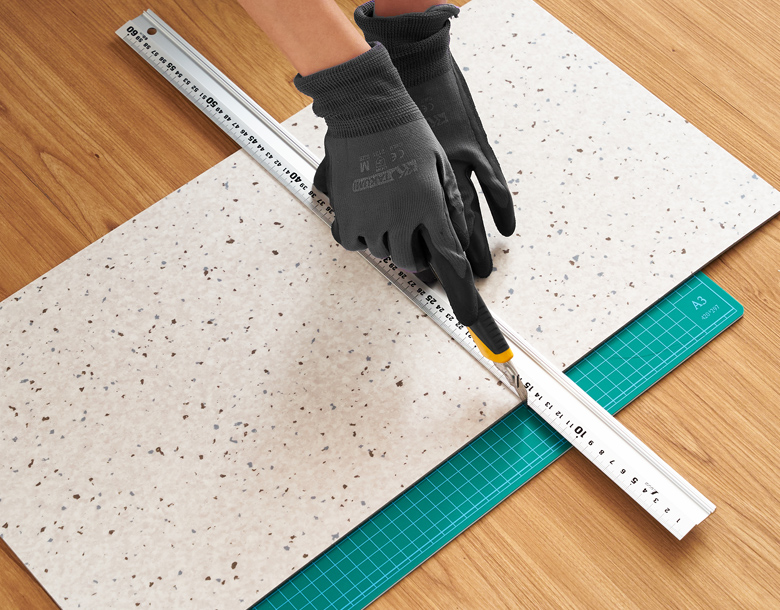 カッターで簡単にカット