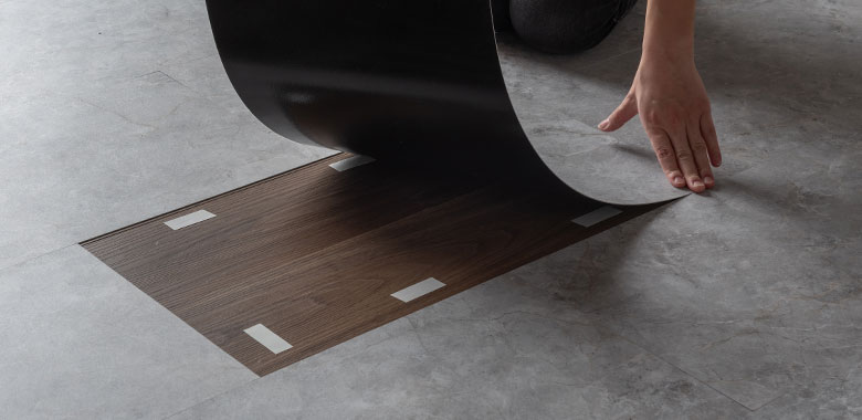 剥がせる両面テープで敷くフロアタイル