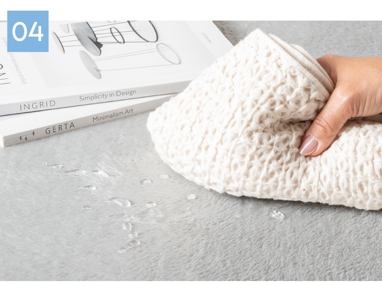 フローリングも痛くない 使用イメージ、従来品と極厚タイプの比較